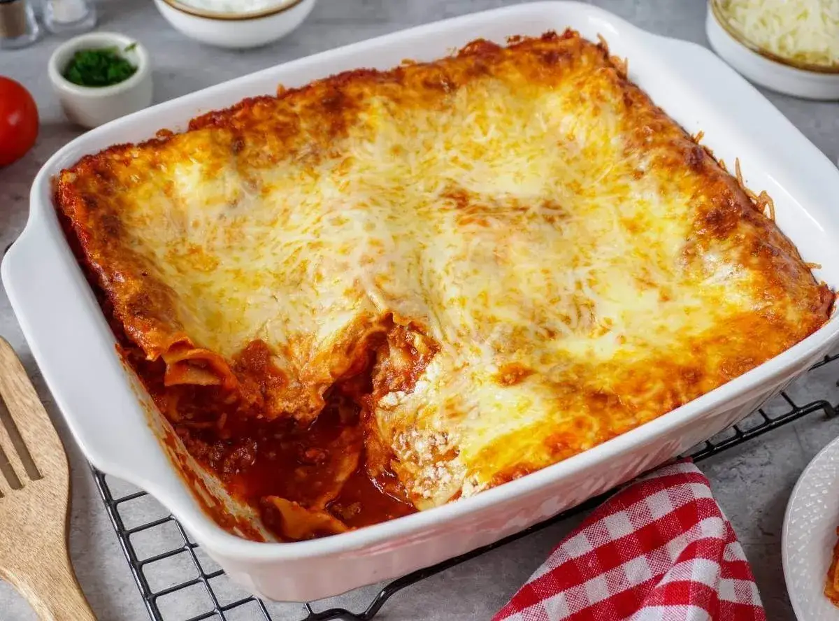 Herzhaftes Lasagne Rezept mit Hackfleisch, &uuml;berbacken mit goldbraunem K&auml;se. Ein Klassiker, der immer schmeckt!