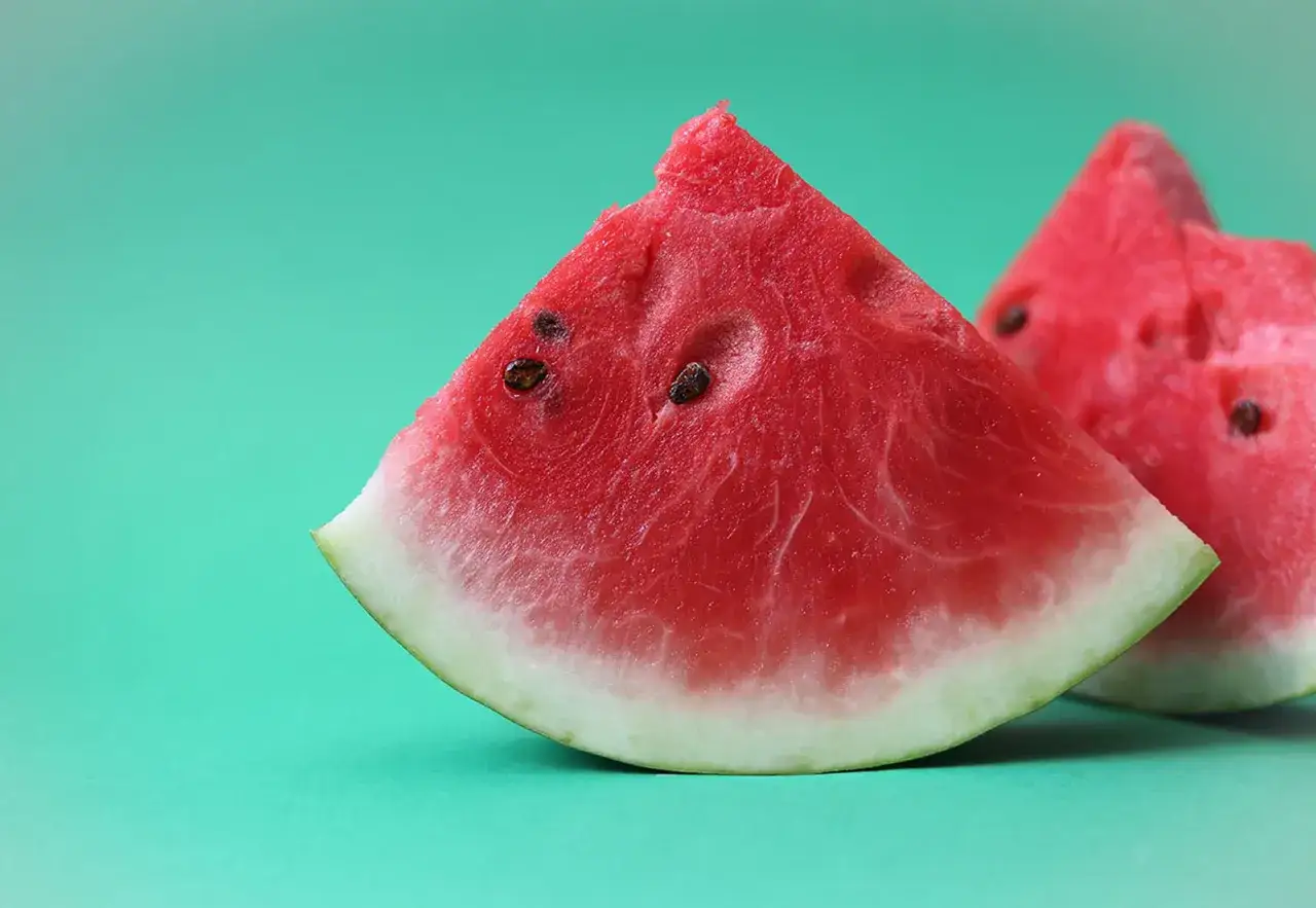 Saftiga bitar av vattenmelon, en perfekt och nyttig sommardessert.