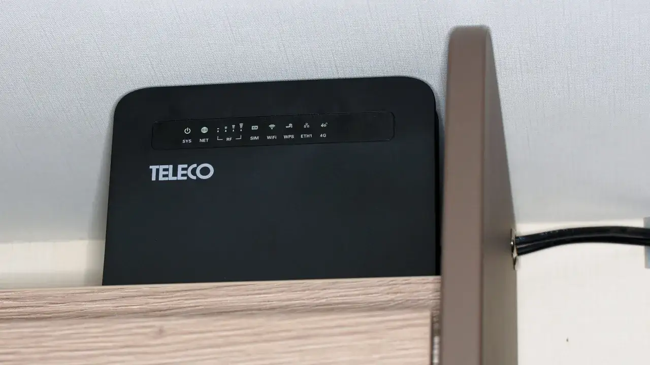 En svart Teleco-router med indikatorlampor för 4G, WiFi och SIM. Perfekt för mobilt bredband i Europa.