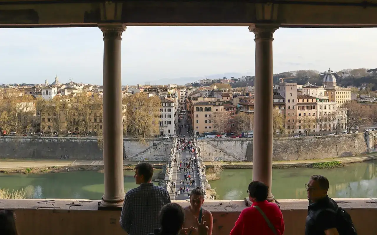 Vue panoramique de Rome depuis le Castel Sant'Angelo, avec le pont Saint-Ange bondé de touristes.