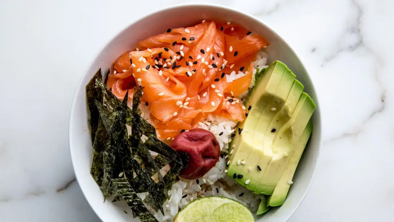 Japońskie śniadanie: ryż, łosoś, awokado, nori, umeboshi i limonka.