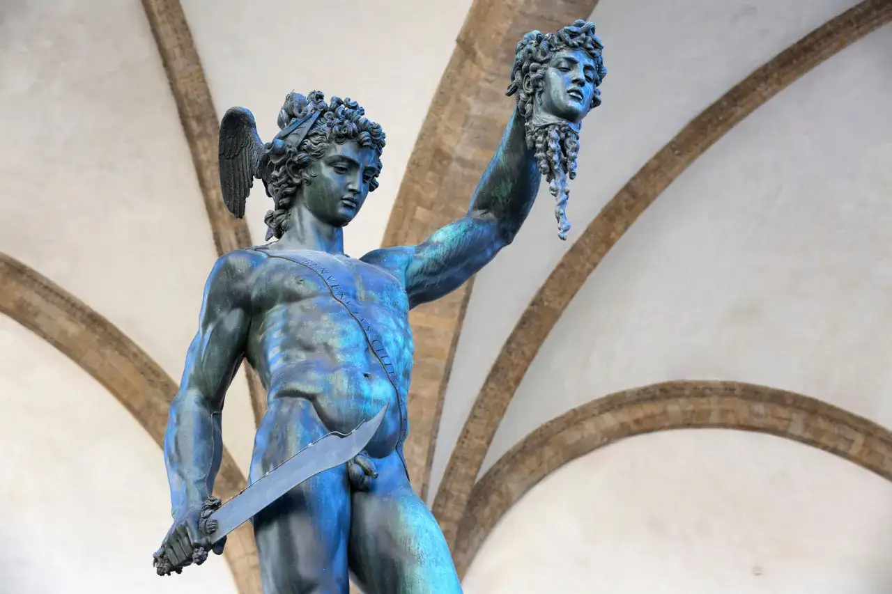 La c&eacute;l&egrave;bre statue florence de Pers&eacute;e tenant la t&ecirc;te de M&eacute;duse, une &oelig;uvre d'art en bronze saisissante.