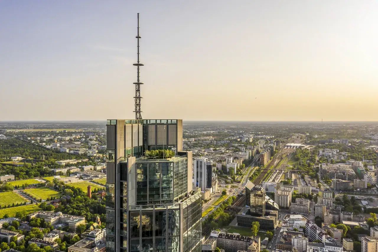 Varso Tower, najwyższy budynek w Polsce, wznosi się nad Warszawą. Jego wysokość to 310 m.