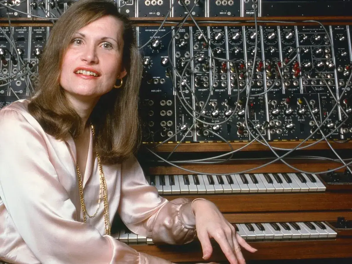 Kobieta przy syntezatorze Mooga, jednym z instrument&oacute;w najwięksi tw&oacute;rcy muzyki elektronicznej.