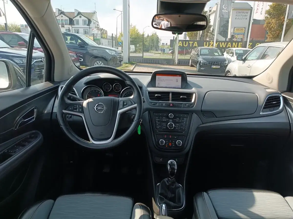 Wnętrze Opla Mokka. Używane auto z atrakcyjną ceną czeka na nowego właściciela.