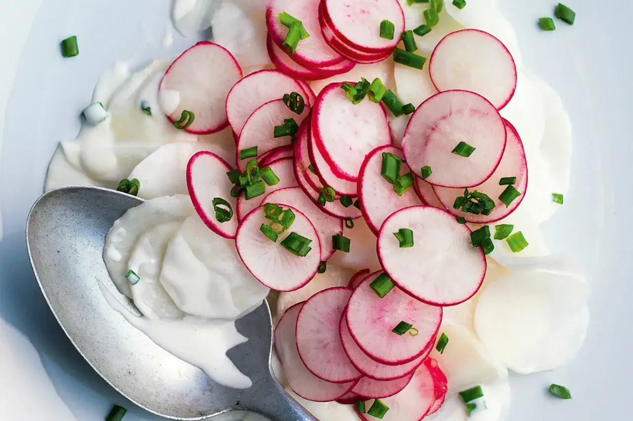 Frischer Rettichsalat mit cremigem Dressing und Schnittlauch. Ein einfaches Rettichsalat Rezept für den Sommer.