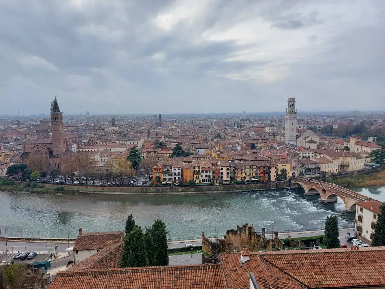 Panoramica di Verona con il fiume Adige e il Ponte Pietra. Un'ottima vista per scoprire cosa vedere a Verona e dintorni.