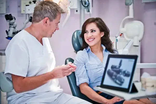 dentysta przepisuje antybiotyk, stomatolog rozmawia z pacjentem o leczeniu