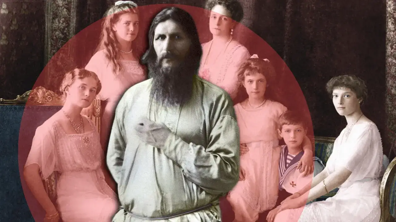 Grigori Raspoutine, mystique russe, entour&eacute; de la famille imp&eacute;riale russe.
