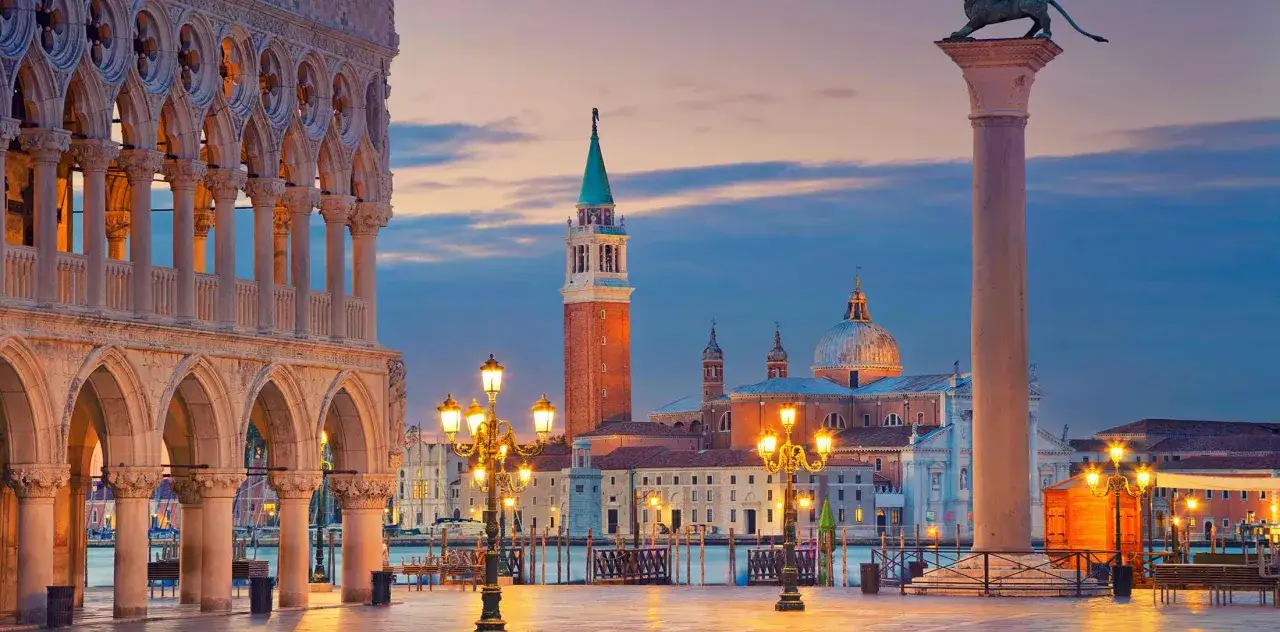 Piazza San Marco a Venezia, con il Palazzo Ducale e la Basilica di San Giorgio Maggiore, testimoni della sua millenaria storia.