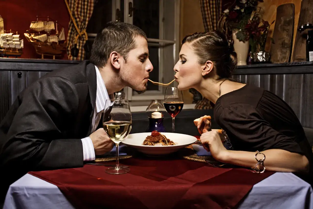 Para degustująca wino przy romantycznej kolacji