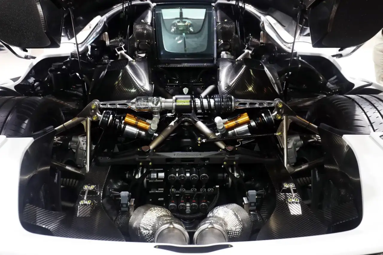 Der Koenigsegg Jesko Motor, ein Meisterwerk der Ingenieurskunst, zeigt seine komplexen Komponenten und die beeindruckende Leistung.