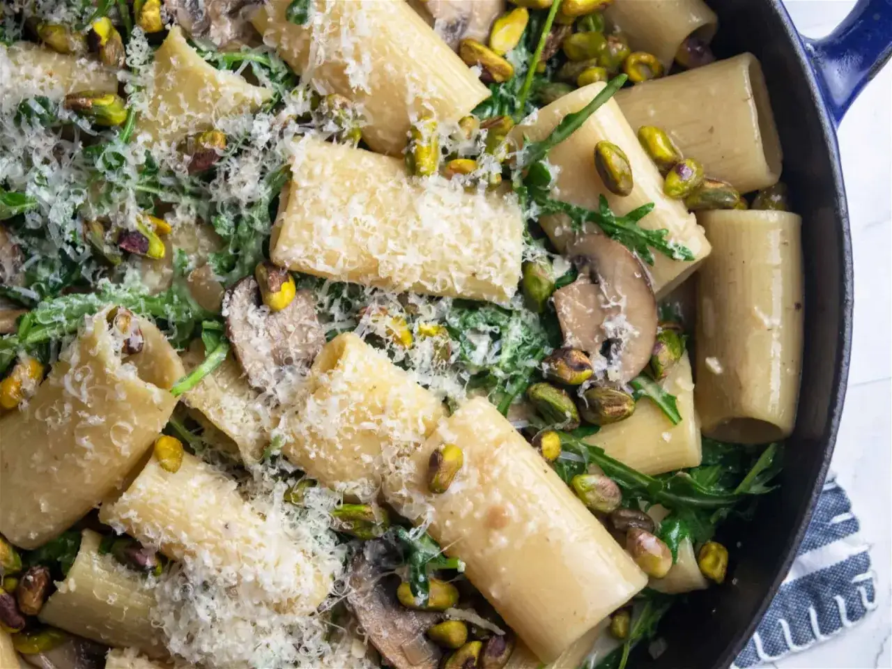 En kr&auml;mig pasta marsala med rigatoni, svamp, pistagen&ouml;tter och riven parmesan.