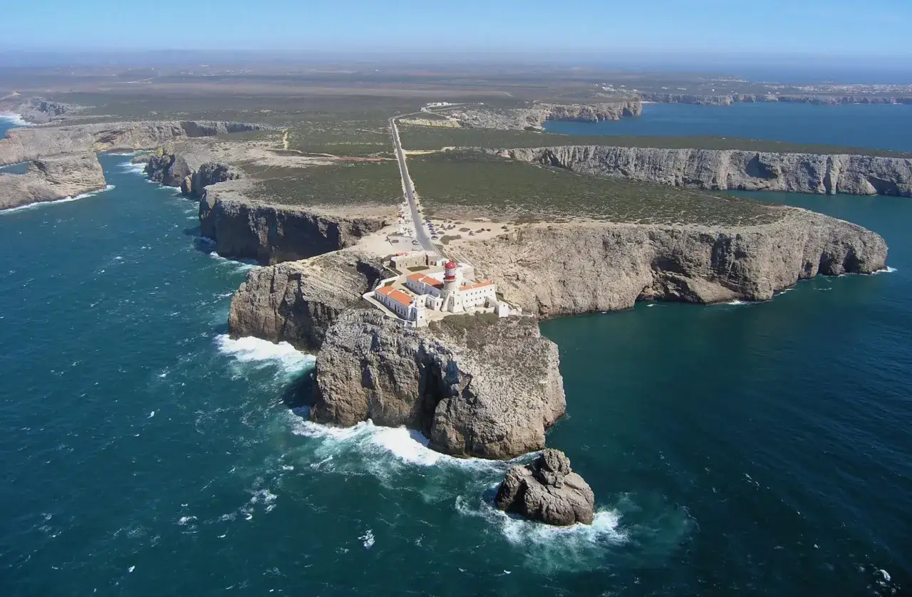 Die Fortaleza de Sagres thront auf einer Klippe über dem tosenden Atlantik. Ein Leuchtturm wacht über die raue Küste Portugals.