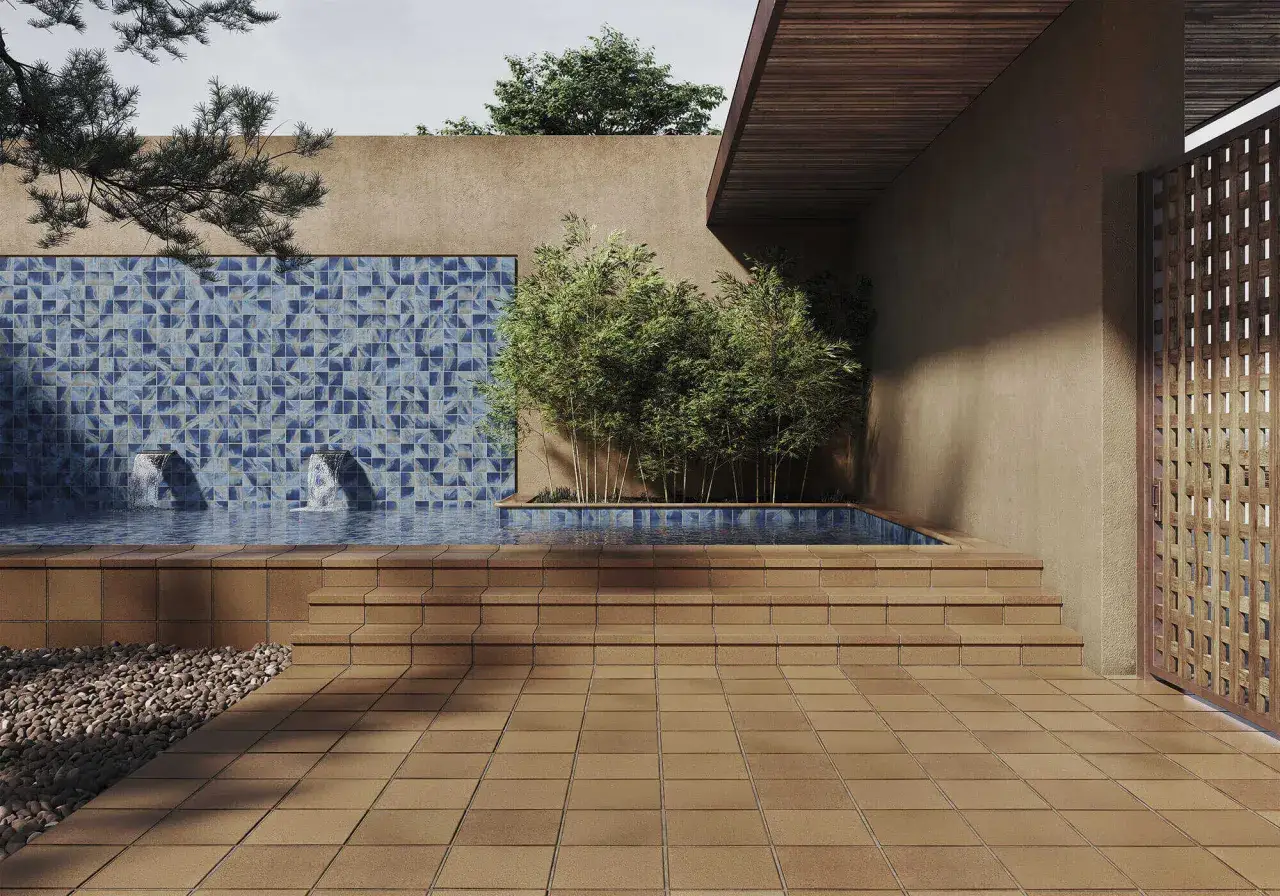 Elegantes suelos para patios exteriores modernos con piscina, cascadas y vegetaci&oacute;n.