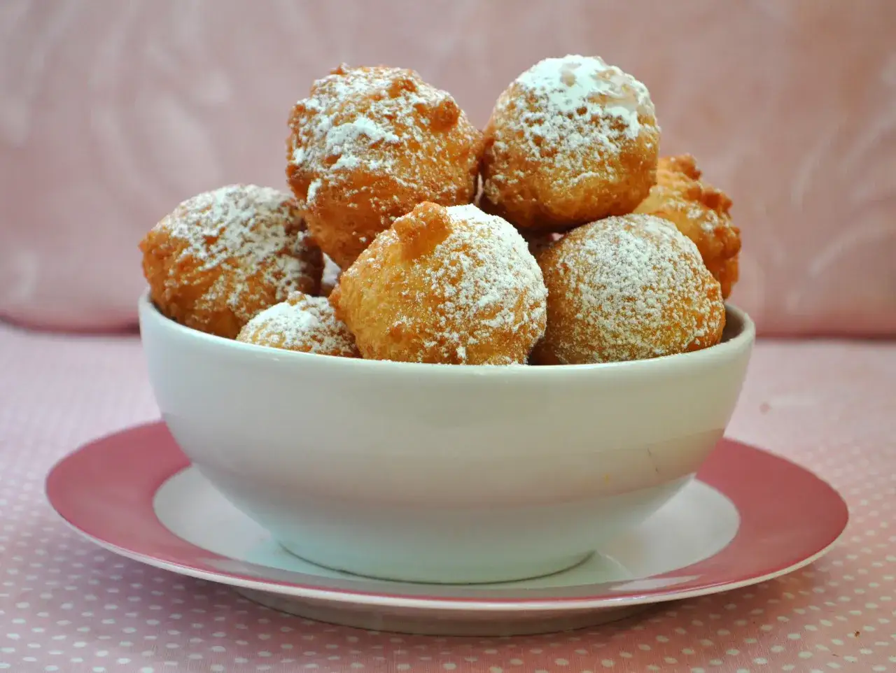 Puszyste paczki z serka homo, posypane cukrem pudrem, kuszą swoim wyglądem. Idealne na deser!