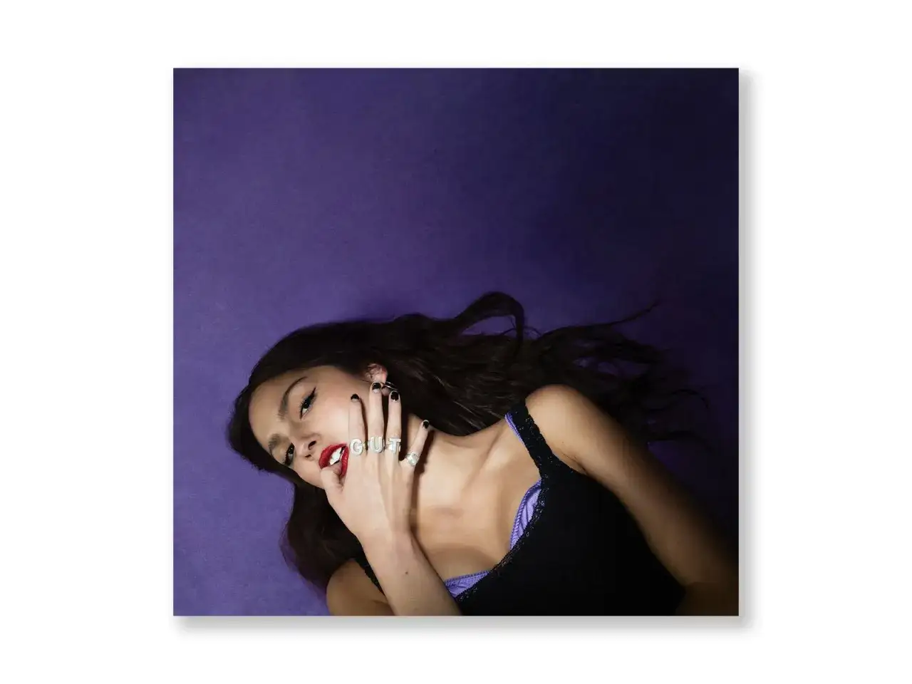 Olivia Rodrigo z pierścionkami