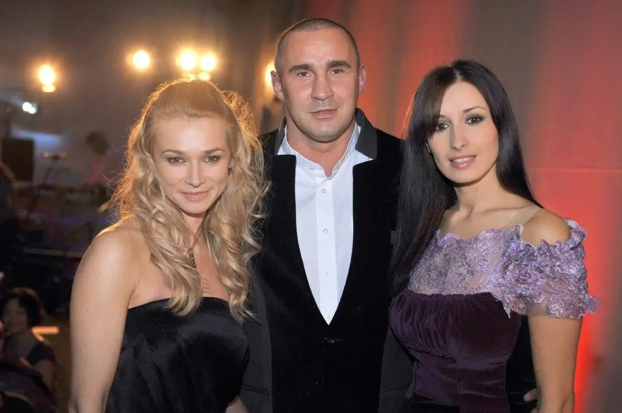 Przemysław Saleta z żoną i koleżanką na evencie.