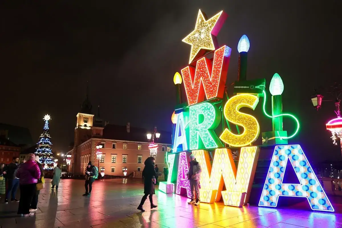 Nocne iluminacje świetlne w Warszawie tworzą magiczną atmosferę. Ogromne litery układające się w napis