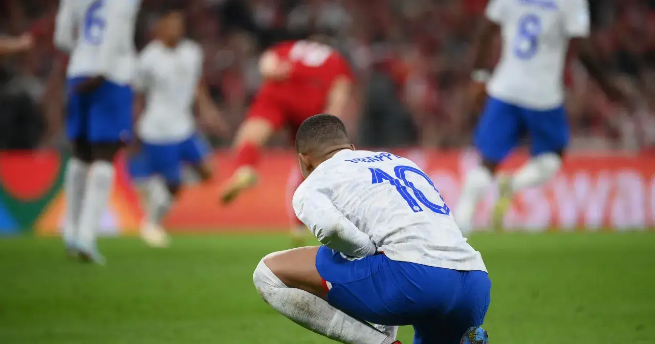Mbappé klęczy na boisku po meczu Francja Dania.