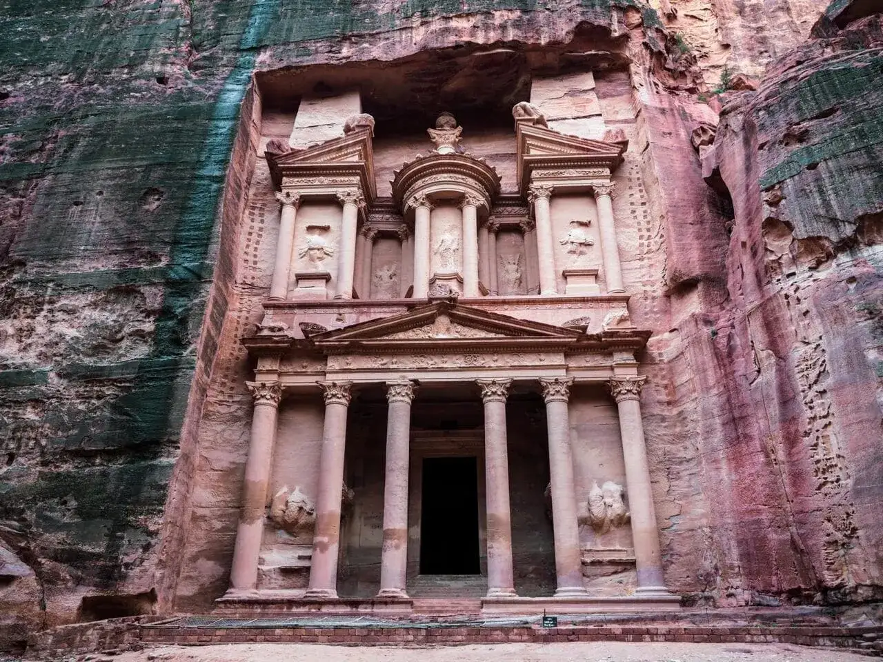 Imponujący Skarbiec w Petrze, Jordania, wykuty w r&oacute;żowej skale. Kolumny i fasada zdobią monumentalną budowlę.