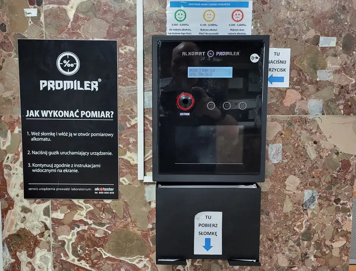 Alkomat Promiler gotowy do pomiaru poziomu alkoholu. Instrukcja obsługi i miejsce na pobranie słomki.