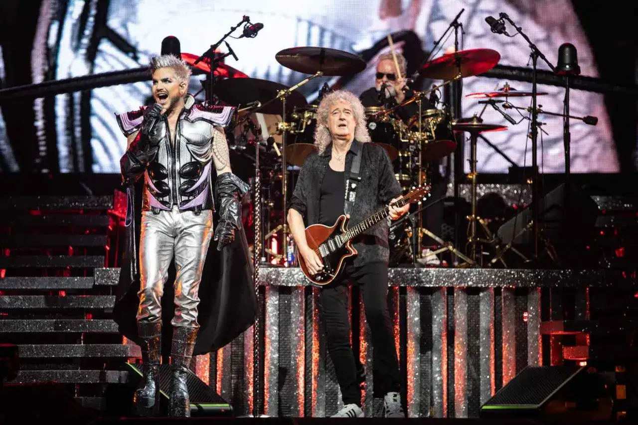 Adam Lambert und Brian May als Queen Mitglieder heute auf der Bühne. Ein rockiges Konzert mit viel Glitzer.