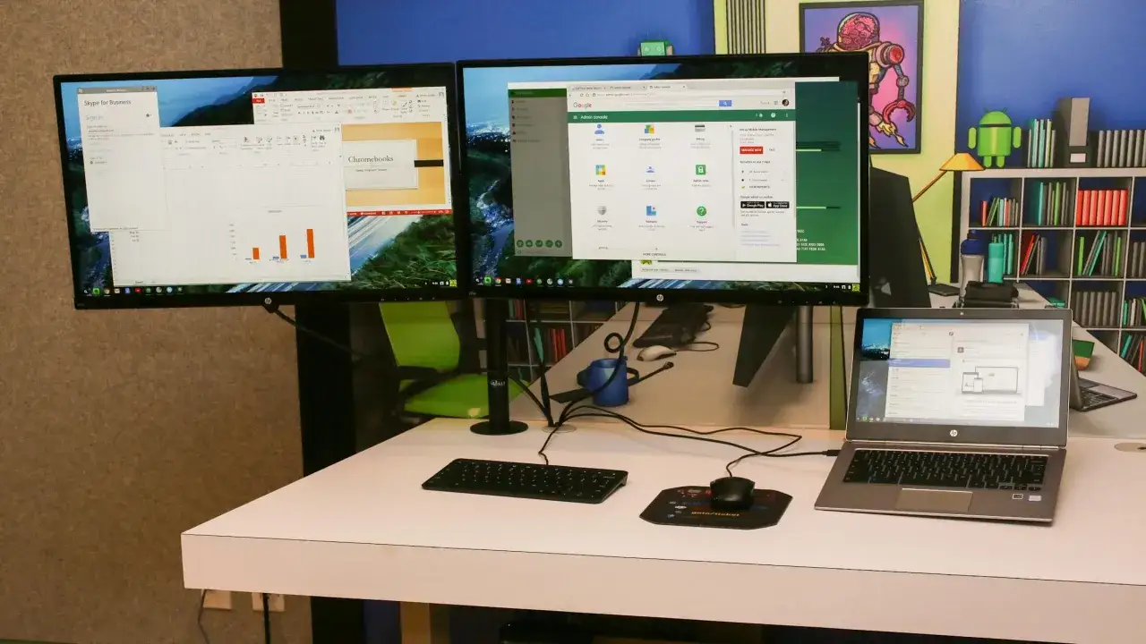 Jak podłączyć dwa monitory do laptopa? Oto przykład stanowiska pracy z dwoma monitorami i laptopem, idealny do efektywnej pracy.