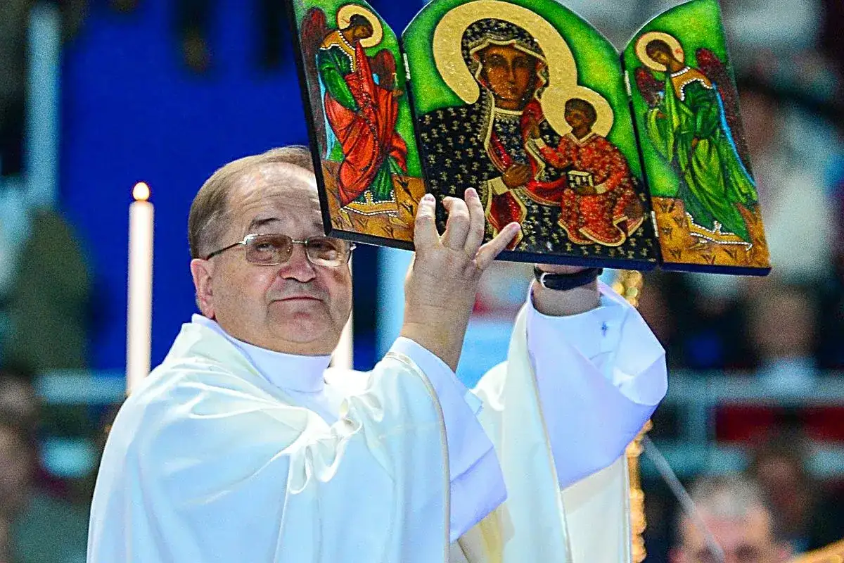 Ksiądz Rydzyk z ikoną Matki Boskiej w rękach, podczas uroczystości.
