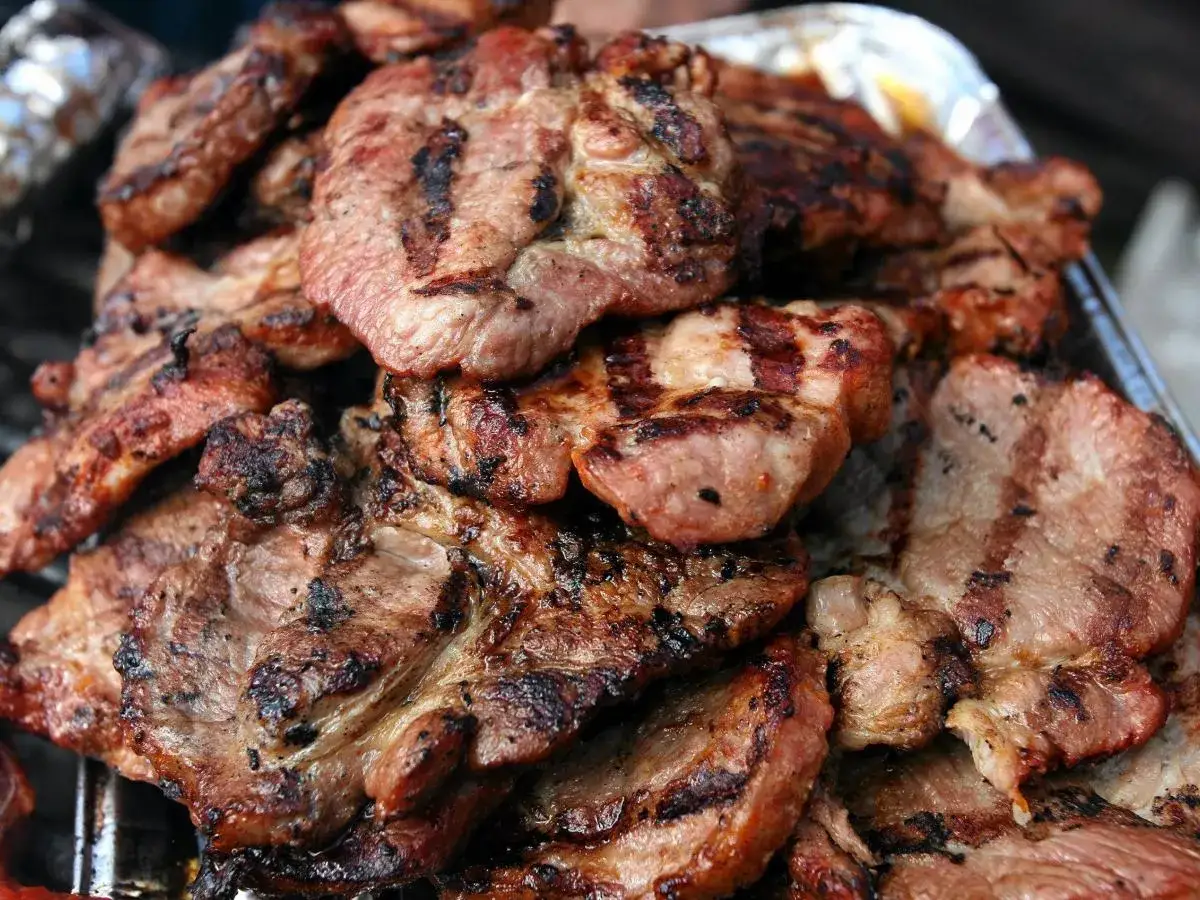 Soczyste kawałki mięsa, idealnie przypieczone na grillu, pachnące marynatą do mięsa na grilla.