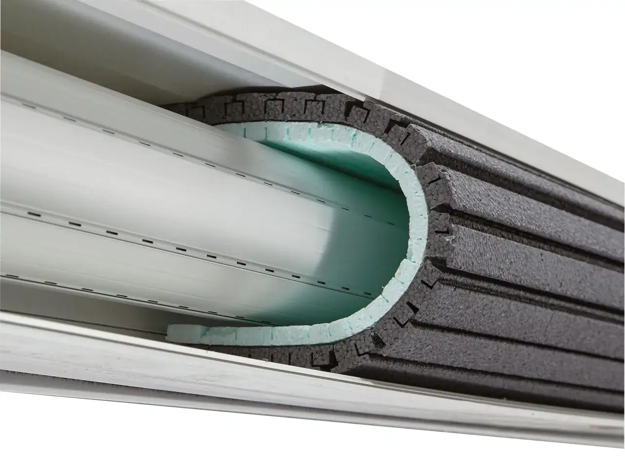 Coupe d'un volet roulant PVC montrant son isolation phonique et thermique. Le coffre est doublé d'une mousse isolante pour une meilleure isolation phonique fenêtre PVC.