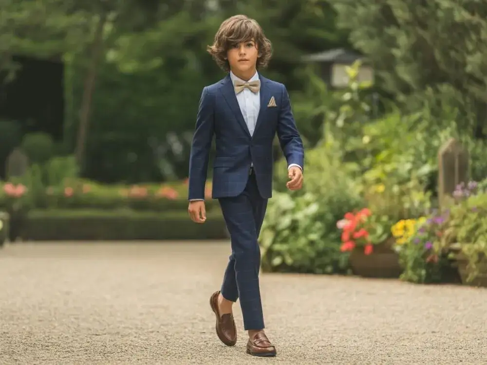 Chłopiec w eleganckim stroju na zimowe wesele