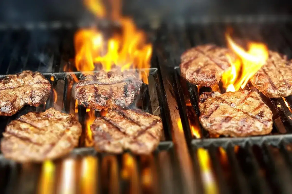 Grilla hamburgare &ouml;ver &ouml;ppna l&aring;gor. Saftiga biffar f&aring;r fina grillr&auml;nder och doften sprider sig.