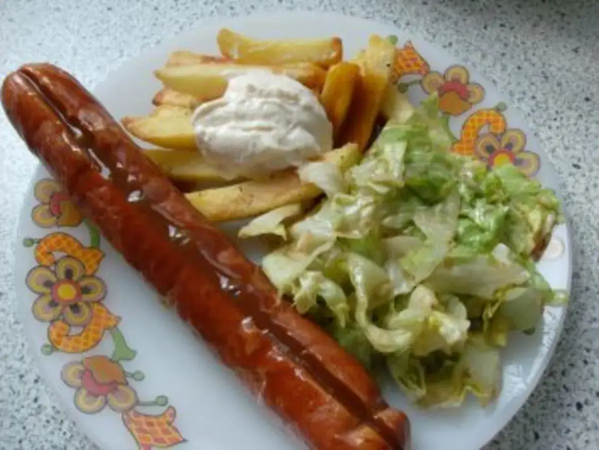 Gegrillte Bratwurst mit Pommes, Salat und Mayo – eine leckere Resteverwertung für den Hunger zwischendurch.