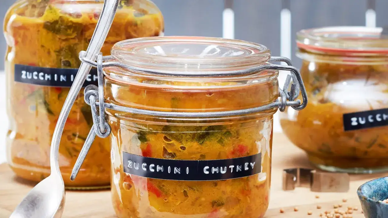 Gl&auml;ser mit selbstgemachtem Zucchini Chutney, bereit zum Genie&szlig;en.