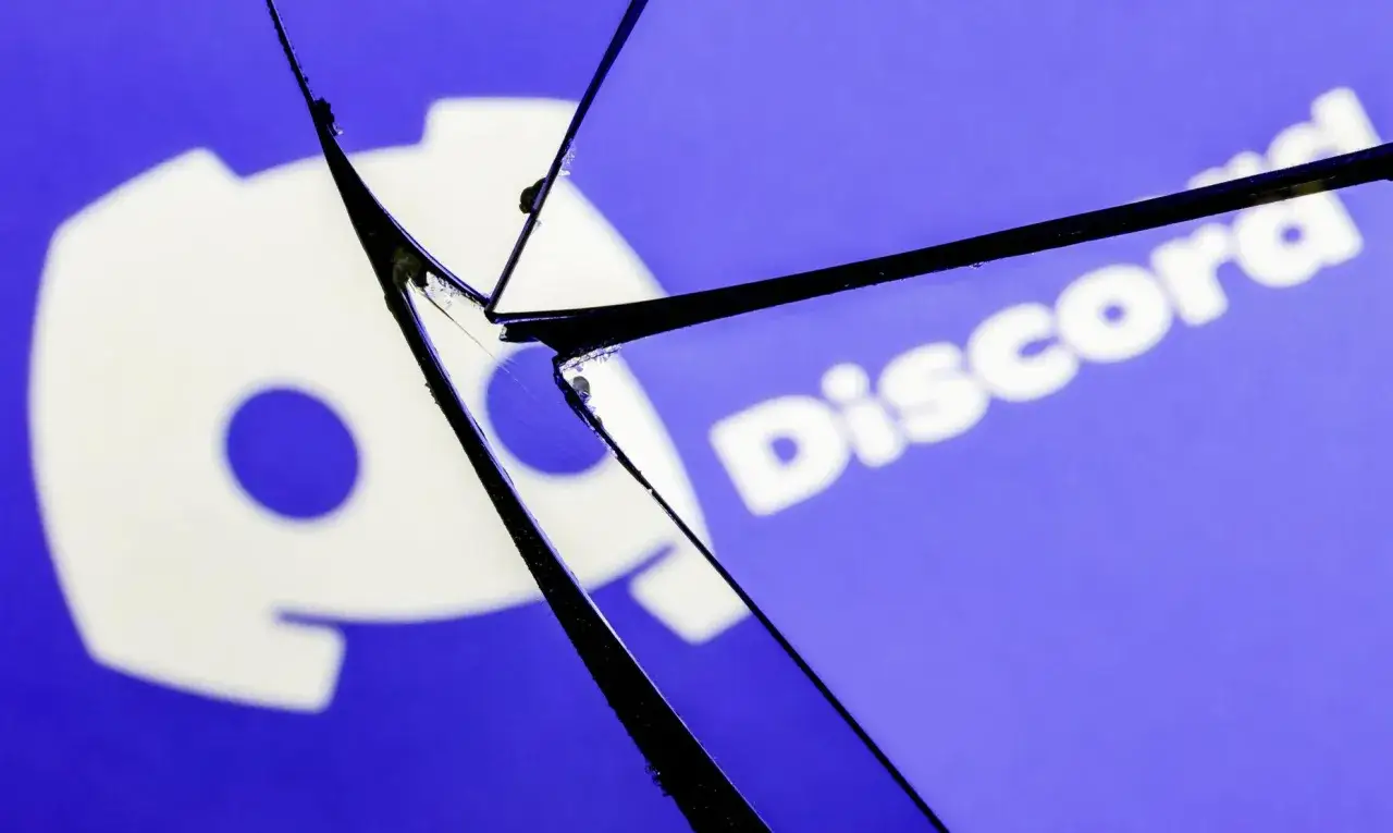 Rozbite lustro z logo Discord. Od ilu lat jest Discord? Od 2015 roku platforma ta zdobywa serca graczy i nie tylko.