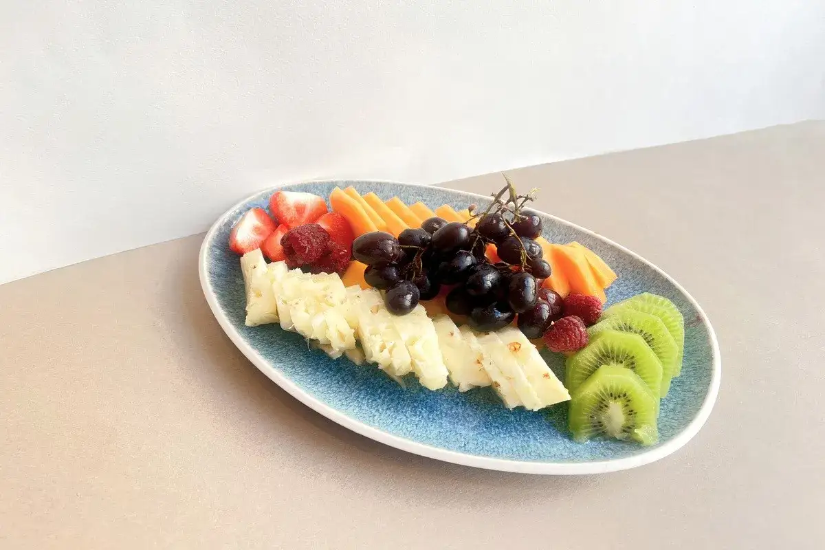 Assiette de fruits variés : fraises, framboises, ananas, melon, raisins, kiwis. Un délice pour un régime fruit, combien de kilos perdu ?
