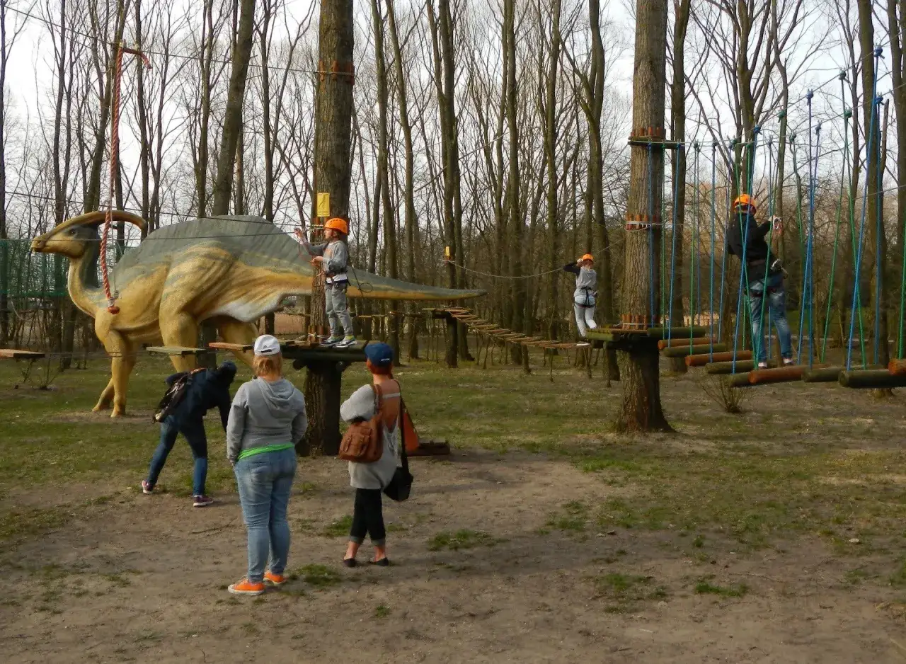 Dzieci bawiące się w parku dinozaurów Zaurolandia