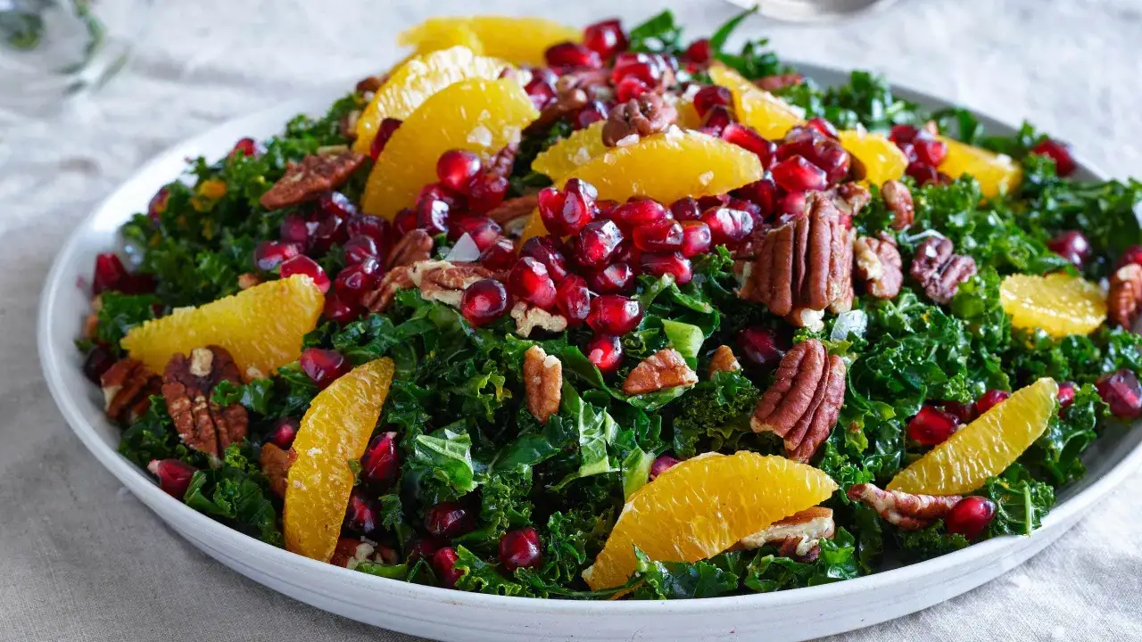 Gr&ouml;nk&aring;lssallad med apelsin, granat&auml;pple och pekann&ouml;tter &ndash; en fr&auml;sch sallad till julbordet.