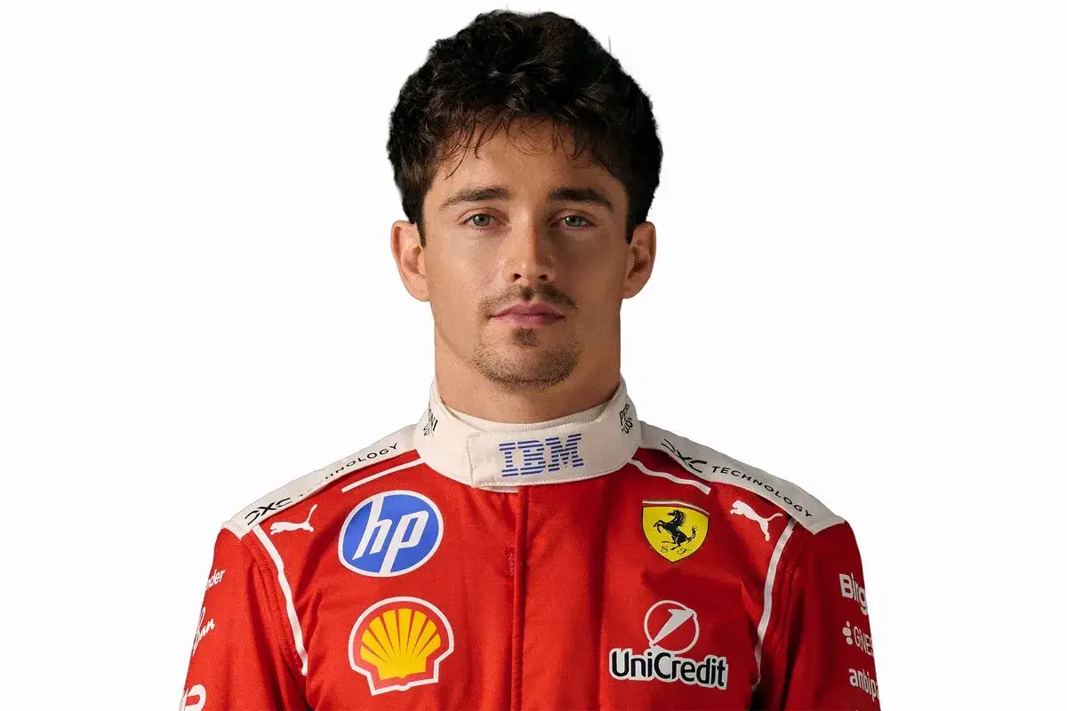 Charles Leclerc, joven piloto de Ferrari, con su traje de carreras. Su edad es un factor clave en su mete&oacute;rico ascenso.