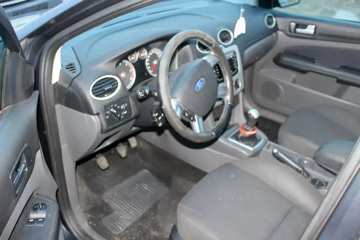 Wnętrze Ford Focus MK2 1.6 TDCI: kierownica, deska rozdzielcza, dźwignia zmiany biegów, fotele.