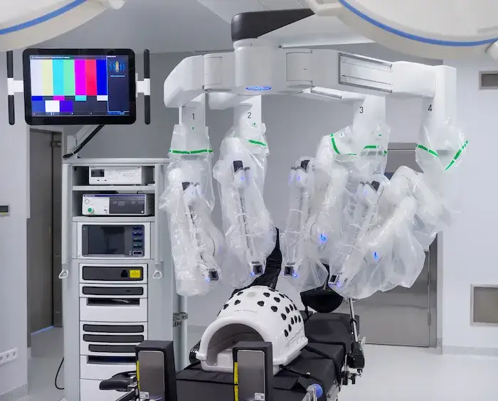 Robot da Vinci w sali operacyjnej