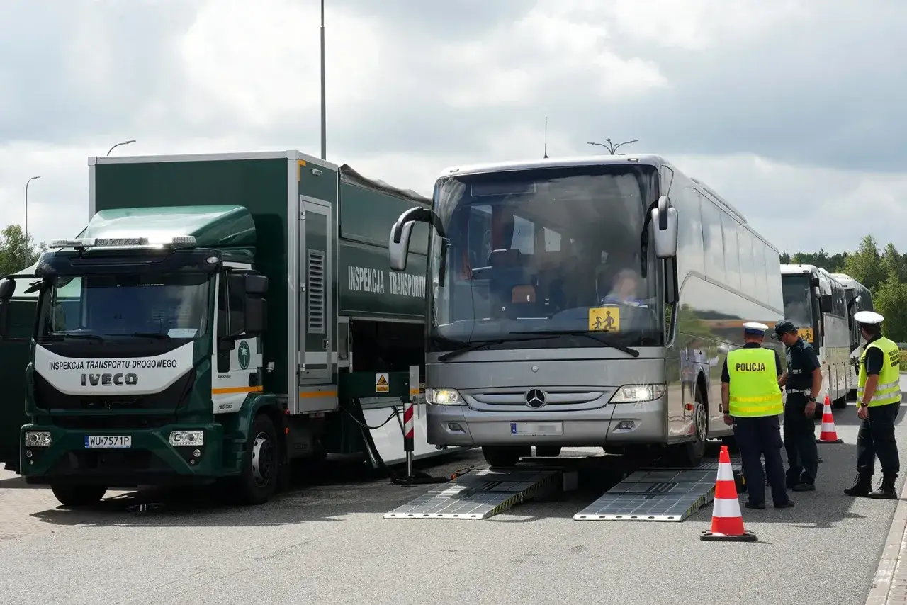 Kontrola drogowa: czy pojazd specjalny musi mieć tachograf? Inspekcja Transportu Drogowego sprawdza autobusy i ciężarówki.