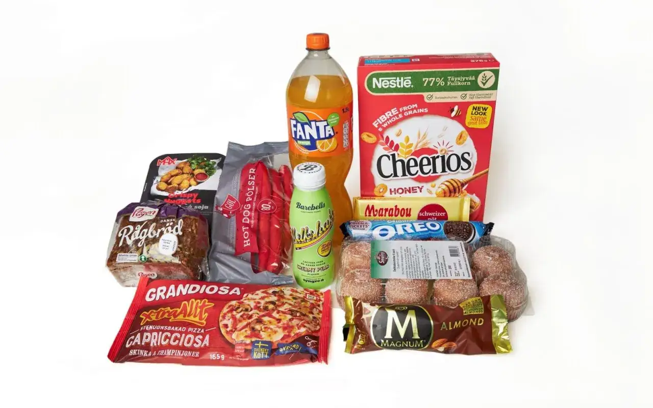 En samling ultraprocessad mat: Fanta, Cheerios, Marabou, Oreo, Magnum, Grandiosa pizza, kycklingnuggets, korv, r&aring;gbr&ouml;d och en proteinshake.