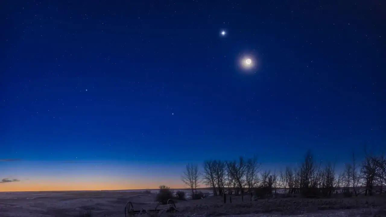 Jasny Księżyc i planeta Wenus na nocnym niebie nad mroźnym krajobrazem. Jaka dziś faza księżyca, takie samopoczucie?