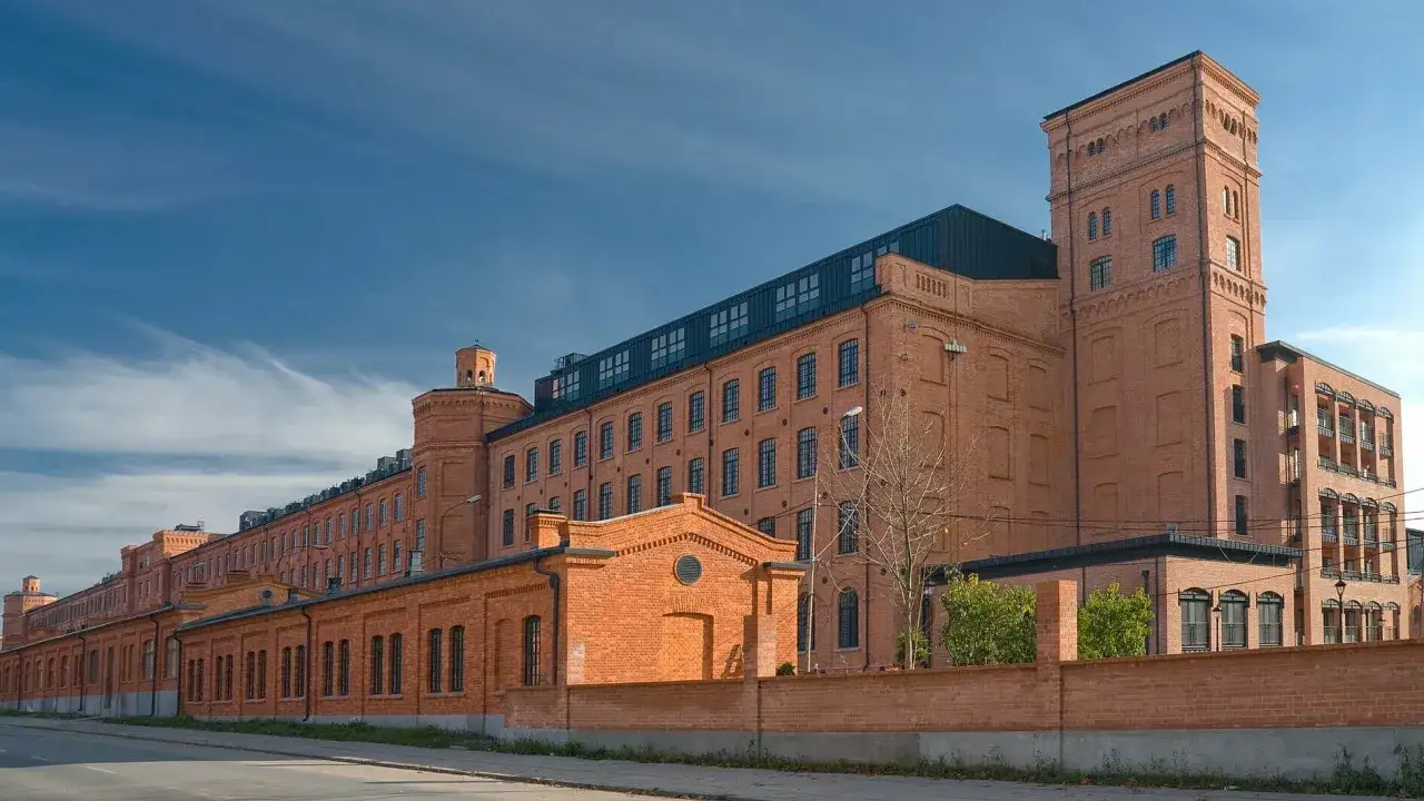 Imponujący kompleks ceglanych budynków w Łodzi, dawna fabryka, dziś oferuje nowe atrakcje.