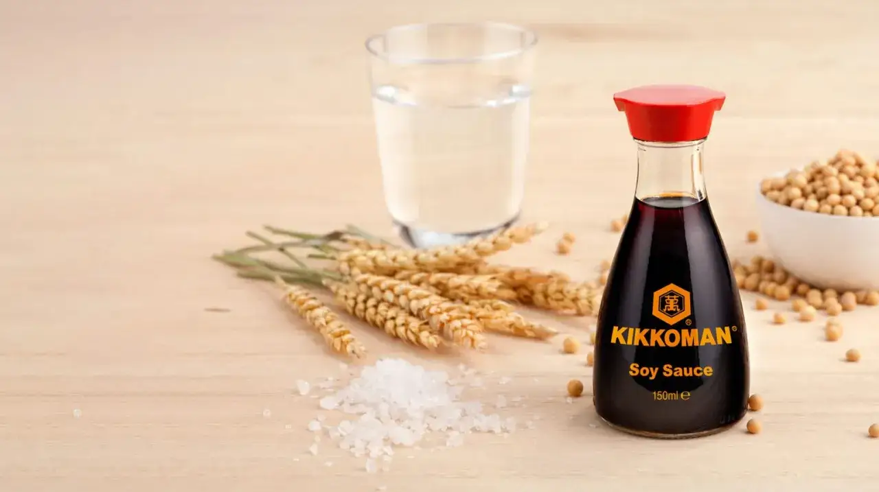 Ziarna soi, pszenicy i s&oacute;l &ndash; składniki, z czego jest sos sojowy. Butelka Kikkoman Soy Sauce.