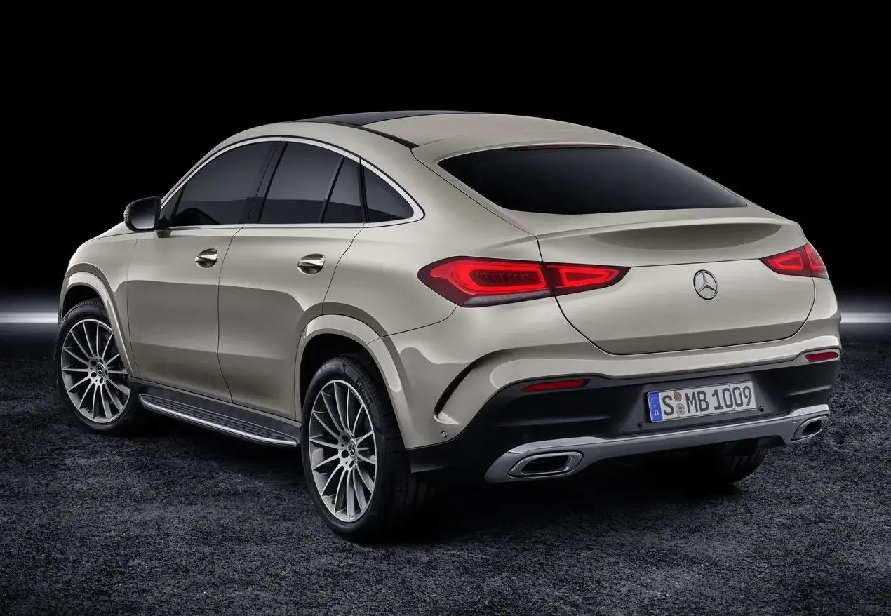 Tylny widok eleganckiego, beżowego Mercedesa GLE Coupe. Sprawdź jego imponujące mercedes gle wymiary.