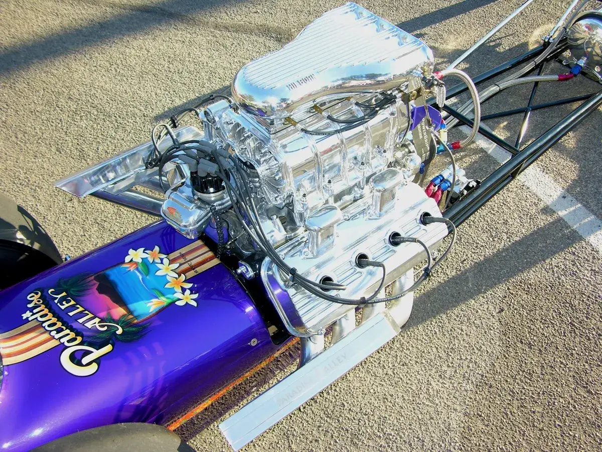 Błyszczący silnik hemi w dragsterze 