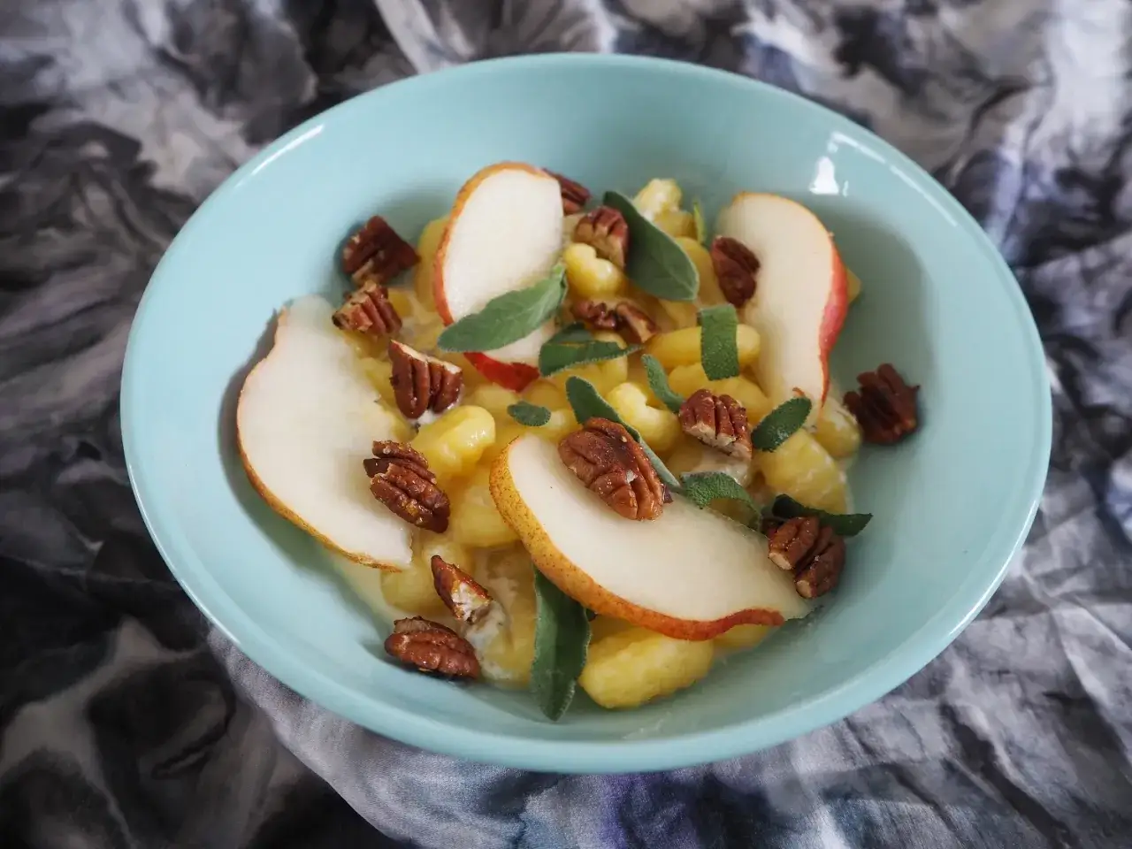Pyszne gnocchi z gorgonzolą, gruszką i orzechami pekan. Idealne połączenie smaków na jesienny obiad.